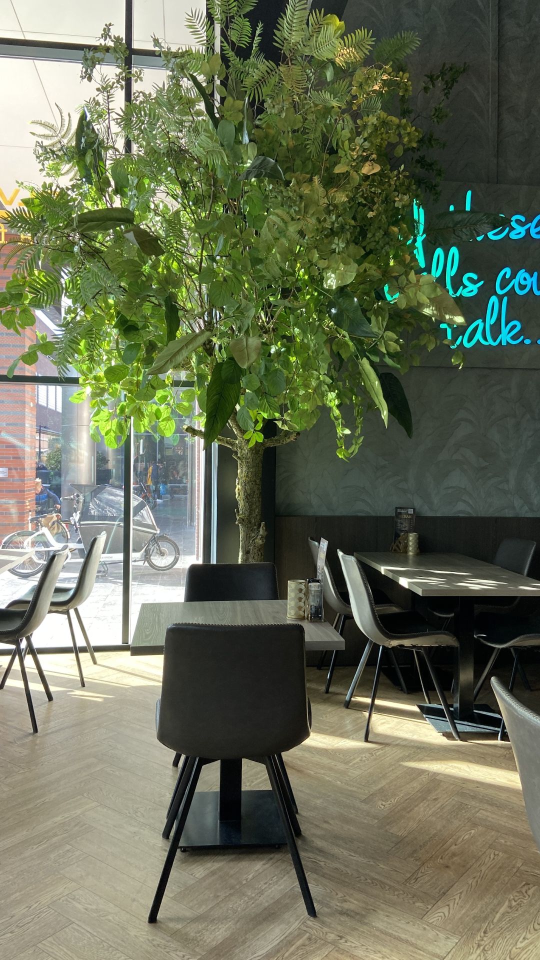 BLVD café Amstelveen zijden groene bloemboom Silk-Ka