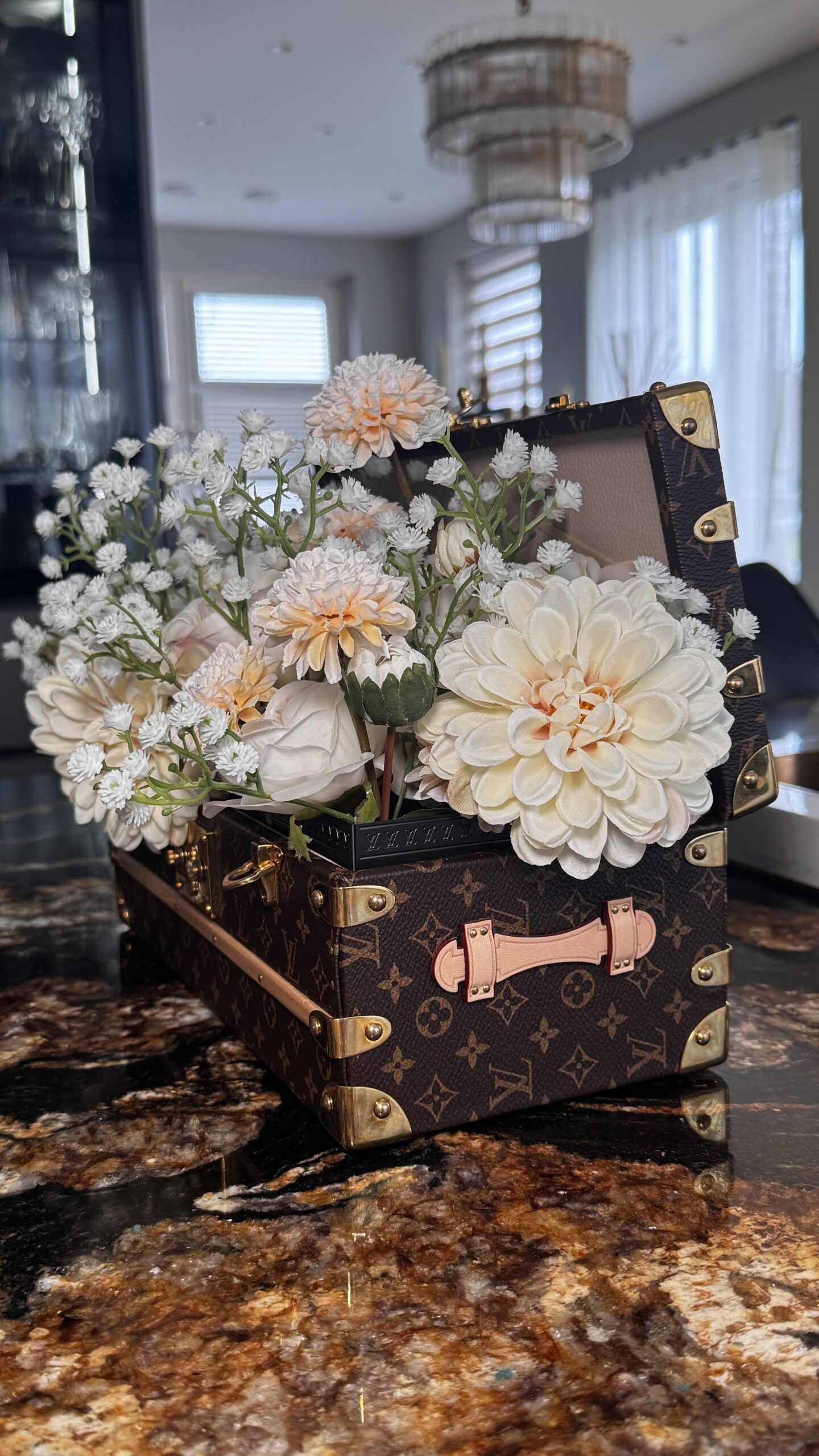 
The Silk Gallery - Louis Vuitton flower trunk - Silk-Ka wit creme dahlia roos